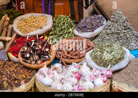 Marocco, Marrakech-Safi (Marrakech-Tensift-El Haouz), Marrakech. Mercato delle spezie nel quartiere ebraico di Mellah, Medina (città vecchia). Foto Stock