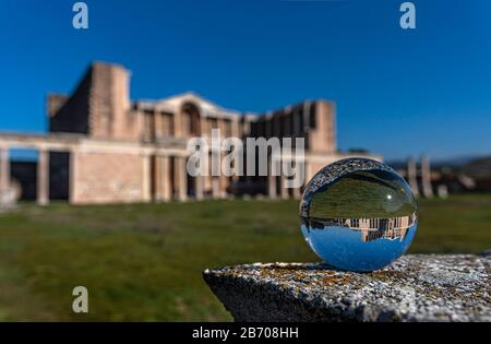 Le strutture della ricca città lidiana che sono sopravvissute fino ad oggi; Ci sono negozi, biblioteca, strada colonnata, sinagoga, palestra, hammam Foto Stock