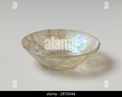 Kom van glas Kom, concaaf, van doorschijnend, geïriseerd glas. Aan de buitenzijde gedecoreerd si è incontrato a brede dubbele lijnen ingekraste eenvoudige patronen. (gebroken en gelijmd). Vorgt de vorm van een aardewerken kom. Produttore : AnoniemPlaats fabbricante: Iran (mogelijk)Nishapur (mogelijk) Appuntamenti: CA. 900 - ca. 1100 Materiale: Vetro dimensioni: H 5,5 cm × d 20 cm Foto Stock
