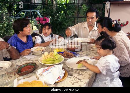 San Miguel de Allende, Messico, 1996: Tre generazioni di famiglia messicana. SIGNOR ©Bob Daemmrich Foto Stock