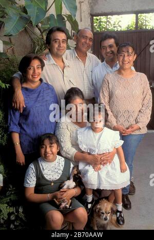 San Miguel de Allende, Messico, 1996: Tre generazioni di famiglia messicana posano per il ritratto. SIGNOR ©Bob Daemmrich Foto Stock