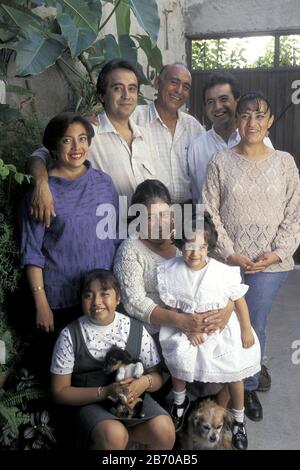 San Miguel de Allende, Messico, 1996: Tre generazioni di famiglia messicana posano per il ritratto. SIGNOR ©Bob Daemmrich Foto Stock