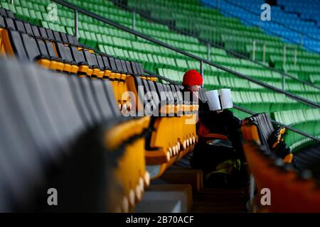 Una visione generale di un fan circondato da posti vuoti davanti al round UEFA Europa League di 16 partite della prima tappa a Linzer Stadion, Linz. Foto Stock
