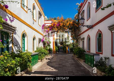 Strada decorata con fiori a Puerto de Mogán in Gran Canaria Foto Stock