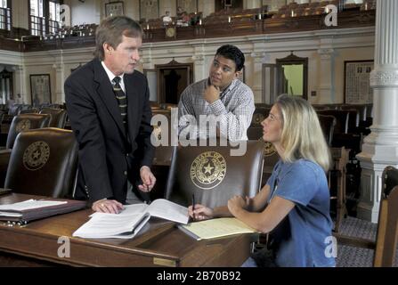 Austin Texas USA: Ragazzi che parlano con il legislatore di stato Terry Keel alla sua scrivania sul pavimento della Camera dei rappresentanti al Campidoglio di stato. ©Bob Daemmrich Foto Stock
