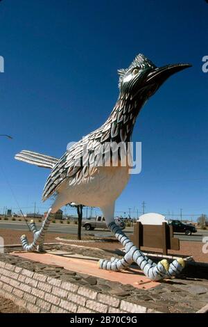 Fort Stockton, Texas 2005 marzo: Una grande statua in vetroresina di un texas roadrunner 'Paisano Pete' si trova in un incrocio principale di questa città del Texas occidentale. È una delle molte icone sul lato della strada del Texas. ©Bob Daemmrich Foto Stock