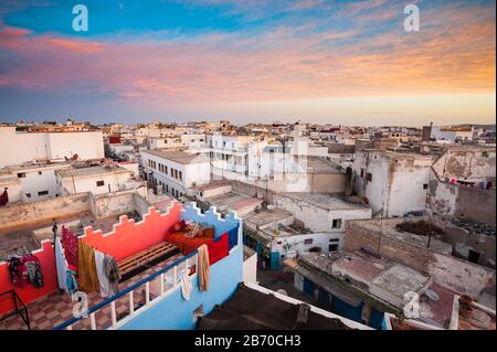 Tramonto a Essaouira visto dal tetto dell'hotel Foto Stock