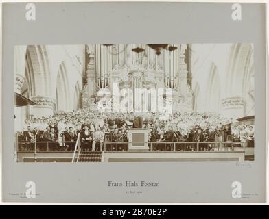 Koor in de Grote of Sint Bavo-kerk te Haarlem ter gelegenheid van de Frans Hals Feesten op 14 juni 1900 Parte dell'album con registrazioni dei Frans Hals Festival di Haarlem il 14 giugno 1900. Produttore : fotografo: Willem Hendrik Dikkenberg (Proprietà elencate) Luogo di fabbricazione: Chiesa di San Bavo Data: 14 Giu 1900 caratteristiche Fisiche: Daglichtcollodiumzilverdruk Materiale: Carta Tecnica: Daglichtcollodiumzilverdruk dimensioni: Foto: H 190 mm × W 389 mm Oggetto : pubblico festivitiesinterior della chiesa coro organo francese Neck Party Dove: Chiesa di San Bavo Foto Stock