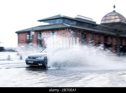 Amburgo, Germania. 12th Mar, 2020. Un'automobile guida sopra il mercato del pesce che è inondato da una marea di tempesta. Credito: Daniel Bockwoldt/Dpa/Alamy Live News Foto Stock