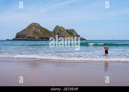 Pesca al largo della spiaggia di Holywell, Holywell, Cornovaglia del nord, Regno Unito. Foto Stock