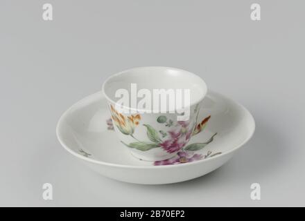 Kop en schotel Kop zonder or en schotel, in paars beschilderd met een bloemboeket en losse bloemen, oa vergeet-mij-niet Kop zonder oor en schotel, paars beschilderd met een bloembooket en losse bloemen. Het kopje è gemerkt met twee gekruiste z Foto Stock