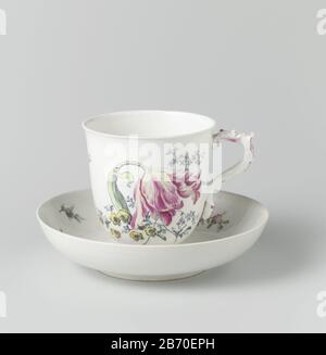 Kop en schotel Kop en schotel, veelkleurig beschilderd met bloemboeket en strooibloemen Kop en schotel, veelkleurig beschilderd met een bloembooket en strooiobloemen. Gemerkt met twee gekruiste z Foto Stock