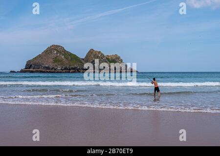 Pesca al largo della spiaggia di Holywell, Holywell, Cornovaglia del nord, Regno Unito. Foto Stock