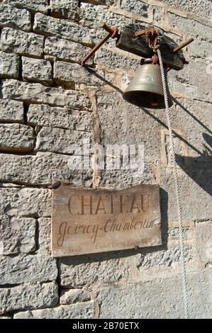 Vecchio cartello all'ingresso di Château de Gevrey-Chambertin, Borgogna, Francia Foto Stock