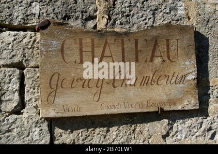 Vecchio cartello all'ingresso di Château de Gevrey-Chambertin, Borgogna, Francia Foto Stock