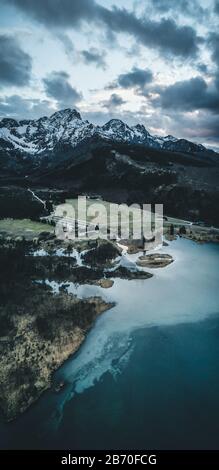 Il lago Almsee nella vista aerea austriaca apls durante la primavera Foto Stock