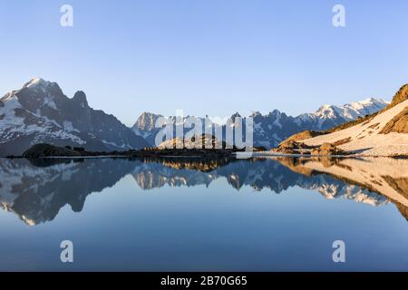 Massiccio del Monte Bianco riflette in Lac Blanc, Graian Alpi, Francia Foto Stock