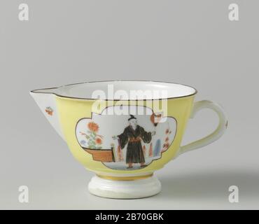 Coppa di porcellana dipinta. La testa ha un manico e un beccuccio, ed è sull'orecchio, il beccuccio e il piede dopo coperto con un terreno giallo. In questa lunga distanza ci sono due quattro passi a forma di bretella entro i quali da un lato una seduta e un cinese in piedi è dipinto dall'altro lato. La testa è gemerkt. Produttore : porcellana fabbricante: Meissener Porzellan Manufakturuitgever: Christoph Johann WeigelPlats fabbricante: Porcellana fabbrica: Meissen Editore: Augsburg Dating: CA. 1730 - ca. 1735 Materiale: Porcellana Tecnica: Verniciatura dimensioni: H 5,6 cm. B × 10,9 cm. Foto Stock