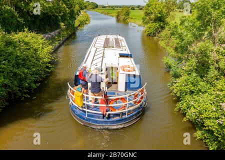 La barca Kingfisher Pleasure sul Chichester Ship Canal, West Sussex, Inghilterra, Regno Unito. Foto Stock