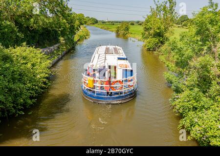 La barca Kingfisher Pleasure sul Chichester Ship Canal, West Sussex, Inghilterra, Regno Unito. Foto Stock