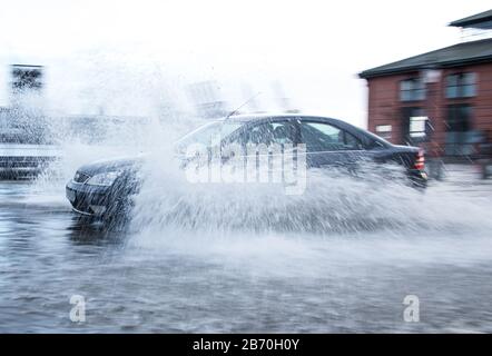Amburgo, Germania. 12th Mar, 2020. Un'automobile guida sopra il mercato del pesce, che è stato inondato da una marea di tempesta, oltre la sala dell'asta del pesce. Credito: Daniel Bockwoldt/Dpa/Alamy Live News Foto Stock