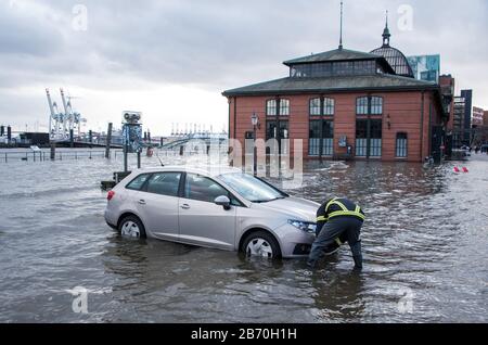 Amburgo, Germania. 12th Mar, 2020. Una macchina è parcheggiata sul mercato del pesce sul fiume Elba, che è stato inondato da una marea tempesta. Credito: Daniel Bockwoldt/Dpa/Alamy Live News Foto Stock