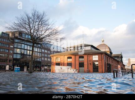 Amburgo, Germania. 12th Mar, 2020. Il mercato del pesce con la sala d'asta del pesce sull'Elba è inondato da una marea tempesta. Credito: Daniel Bockwoldt/Dpa/Alamy Live News Foto Stock