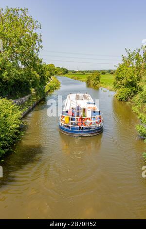 La barca Kingfisher Pleasure sul Chichester Ship Canal, West Sussex, Inghilterra, Regno Unito. Foto Stock