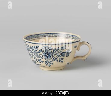 Kop, beschilderd met bloemen Kop van aardewerk, deel van een servies en met bijbehorende schotel (e). Beschilderd in onderglazuur blauw incontrato bloemmotieven. Gemerkt. Produttore : vervaardiger: De Porceleijne FlesPlaats fabbricante: Delft Dating: CA. 1880 Materiale: Aardewerk Techniek: Glazuren / schildertechniek dimensioni: H 5,1 cm. × d 9,3 cm. × b 11,0 cm. Foto Stock