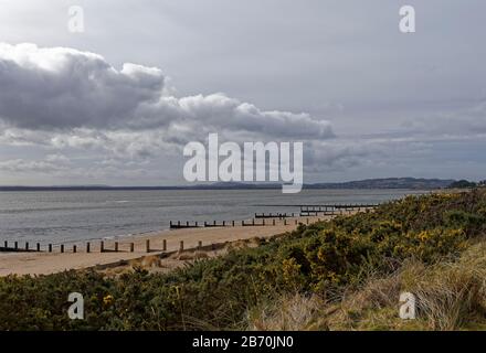 Monifieth Beach con i suoi Groynes di legno che si affacciano all'estuario del Tay sulla costa orientale di Scotlands. Foto Stock