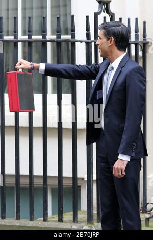 Il Cancelliere britannico dello scacchiere Rishi Sunak lascia il numero 11 Downing Street davanti al suo primo budget, Central London, UK Lunedi 11 marzo 2020 Mar Foto Stock