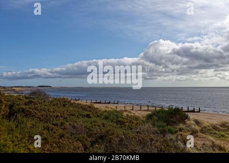 Guardando a nord dal Sentiero costiero sopra la spiaggia sabbiosa di Monifieth, con i suoi Groynes di difesa del Mare di legno. Foto Stock