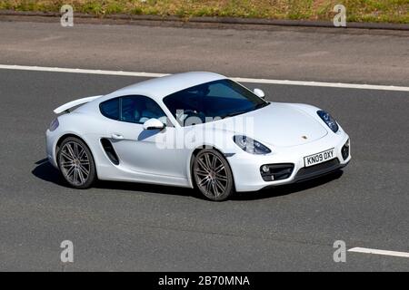 2015 Porsche Cayman S-A BIANCA; traffico veicolare, trasporto, veicoli moderni, berlina, veicoli in movimento, veicoli, strade, motori, veicoli sportivi in autostrada M6 Foto Stock