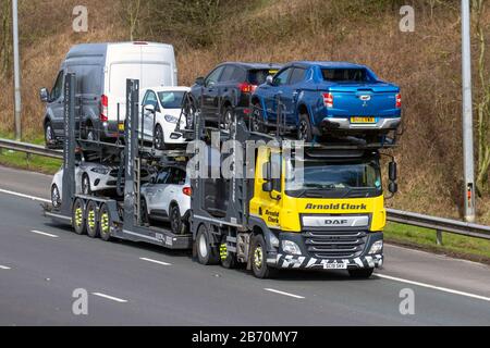 Arnold Clarke; HGV trasporto camion di consegna, camion, trasporto, camion, cargo cargo carrier, veicolo DAF, industria europea del trasporto commerciale, M61 a Manchester, Regno Unito Foto Stock