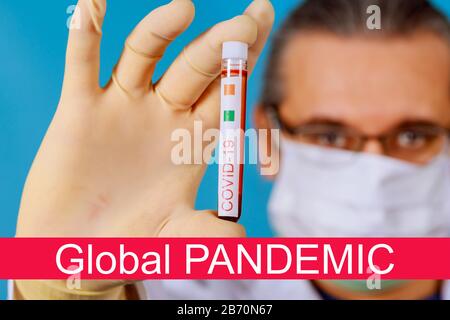 Pandemia globale con coronavirus COVID-19 provetta di sangue infetto in mano con coronavirus Covid 19 Foto Stock