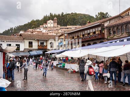 Mercato occupato in Plaza de Armas de Cusco, Perù Foto Stock