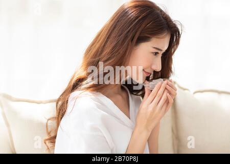 Giovane donna cinese con aloe vera naturale a casa Foto Stock