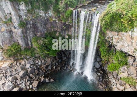 Vista Aerea Dell'Alta Cascata Di Jeongbang E Della Laguna Sull'Isola Di Jeju, Corea Del Sud. Foto Stock