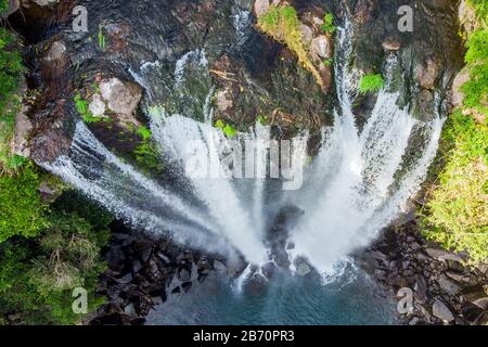 Guardando Verso Il Basso Vista Aerea Dell'Alta Cascata Jeongbang E Laguna Sull'Isola Di Jeju, Corea Del Sud. Foto Stock