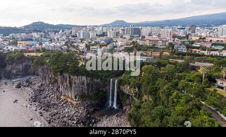 Vista Aerea Dell'Alta Cascata Jeongbang, Lagoon E Seoqwipo Sull'Isola Di Jeju, Corea Del Sud. Foto Stock