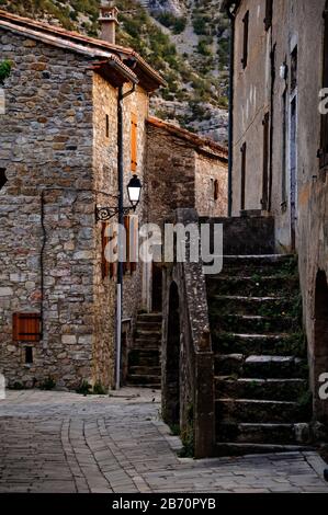 Strada deserta con gradini nel sud della Francia Foto Stock