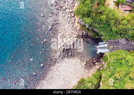 Guardando Verso Il Basso Vista Aerea Dell'Alta Cascata Jeongbang E Laguna Sull'Isola Di Jeju, Corea Del Sud. Foto Stock