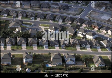 Austin, Texas USA, Agosto 2001: Espansione urbana: Nuove case nel nord-est di Austin si accerchiano su terreni agricoli. ©Bob Daemmrich Foto Stock