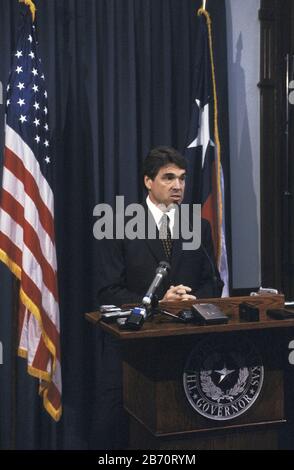 Austin Texas USA, 2001 agosto: Texas Gov. Rick Perry ad una conferenza stampa. ©Bob Daemmrich Foto Stock