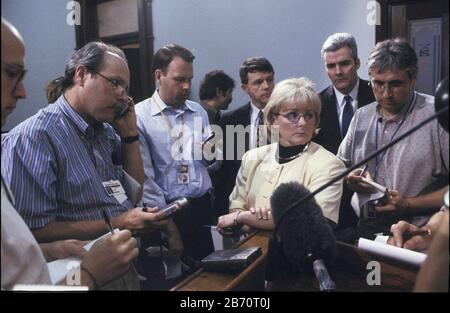 Austin Texas USA, Agosto 2001: Media in azione. I membri del corpo stampa del Campidoglio coprono la conferenza stampa del governatore al Campidoglio. ©Bob Daemmrich Foto Stock