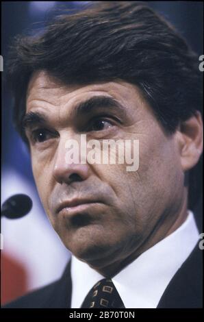 Austin Texas USA, 2001 agosto: Texas Gov. Rick Perry ad una conferenza stampa. ©Bob Daemmrich Foto Stock