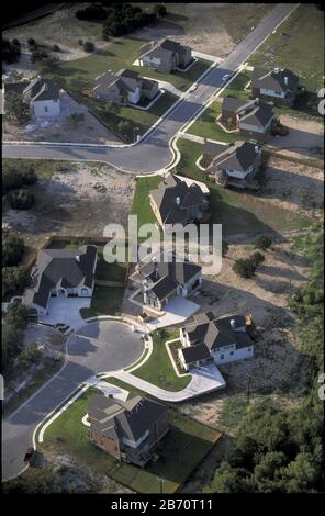 Austin, Texas USA, Agosto 2001: Espansione urbana: Nuove case nel nord-est di Austin si accerchiano su terreni agricoli. ©Bob Daemmrich Foto Stock