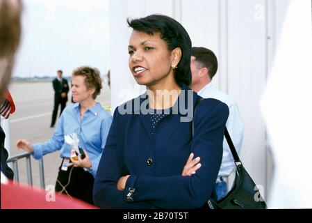 Waco, Texas USA, novembre 2001: Condoleezza Rice, Consigliere Nazionale per la sicurezza della Pres. George W, Bush, alla cerimonia di arrivo in aeroporto per la Pres. Russa Vladimir Putin prima del suo incontro con Bush. ©Bob Daemmrich Foto Stock