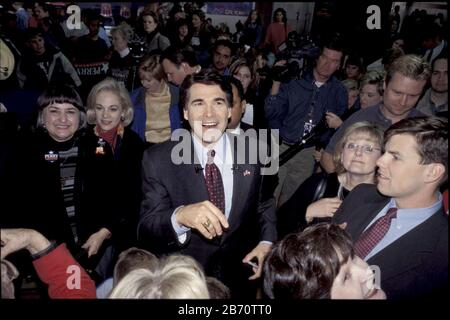 Texas, 2002 gennaio: Texas Gov. Rick Perry circondato da sostenitori durante l'evento annunciando il suo piano di correre per una terna piena come governatore. Perry era il tenente governatore del Texas quando allora-Gov. George W. Bush è stato eletto presidente in 2000 ed è servito come regolatore dalle dimissioni di Bush in fine 2000. ©Bob Daemmrich Foto Stock