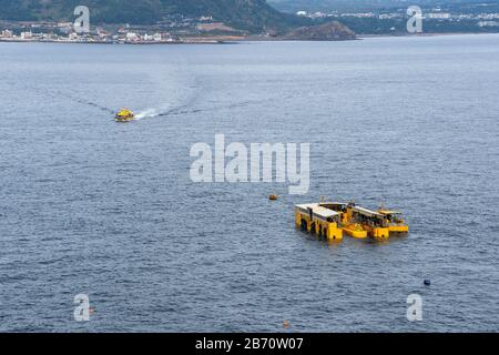 Yellow Marine Dock Station Per Sottomarino Turistico E Barche. Attrazione Turistica Per Immersioni Subacquee A Piattaforma D'Acqua Sull'Isola Di Jeju, Corea Del Sud Foto Stock